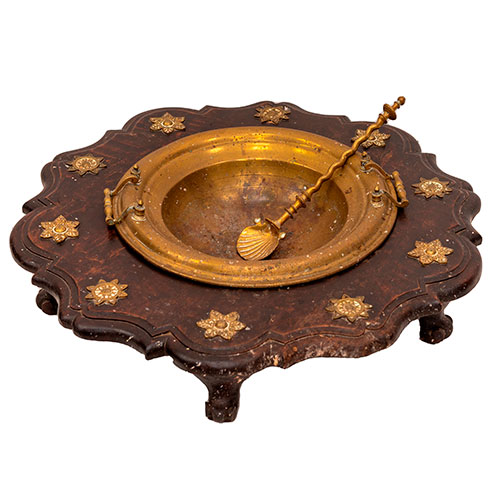 Sub.:31 - Lote: 309 -  Brasero con tarima decorada con apliques de bronce y badila torneada con pala en forma de venera.