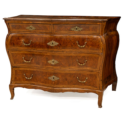 Sub.:31 - Lote: 287 -  C�moda bomb� en madera de olivo y ra�z con tres cajones y dos medios en la fila superiores. Mallorca o Italia siglo XVIII Tiradores y bocallaves en bronce.