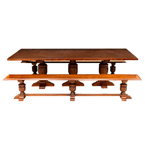 Sub.:31 - Lote: 276 -  Mesa de comedor de estilo Tudor, renacimiento ingl�s, de tres patas centrales con dos bancos en madera patinada