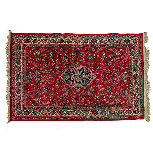 Sub.:32 - Lote: 135 -  Alfombra tipo persa con herat central sobre fondo rojo con flores como motivo de campo y borde dividido en tres tres franjas con motivos florales.