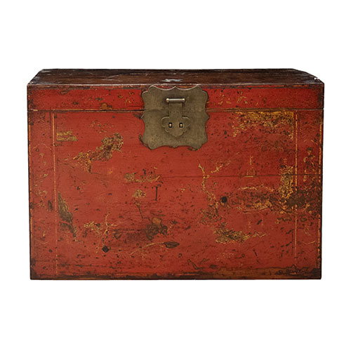 Sub.:32 - Lote: 1356 -  Ba�l chino en madera lacada en rojo con escenas policromadas en dorado y herrajes en bronce.