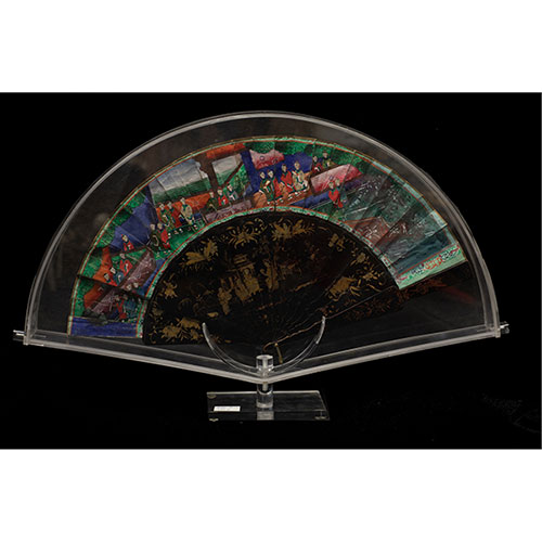 Sub.:32 - Lote: 1352 -  Abanico mil caras. Varillaje en madera lacada y escenas doradas. Pa�s pintado con caritas de marfil