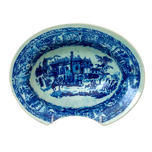 Sub.:32 - Lote: 1273 -  Vac�a de barbero en cer�mica inglesa (Victoria Ware Ironstone ) policromada con escenas en azul.