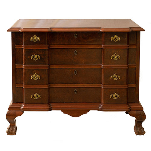 Sub.:32 - Lote: 190 -  C�moda estilo ingl�s en madera patinada con cuatro cajones.