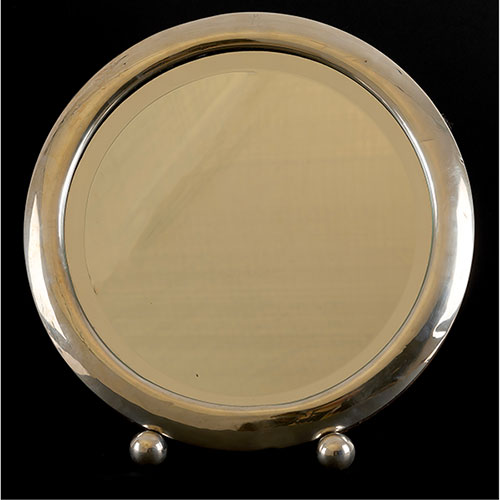 Sub.:32 - Lote: 1436 -  Espejo de tocador realizado en plata punzonada.