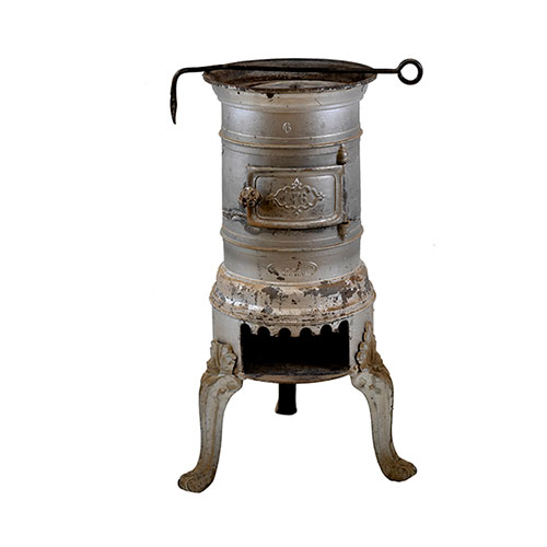 Sub.:32 - Lote: 309 -  Estufa realizada en hierro.