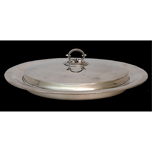 Sub.:32 - Lote: 299 -  Bandeja de presentaci�n con su tapa en metal plateado.