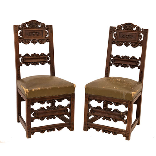 Sub.:32 - Lote: 206 -  Pareja de sillas modelo italiano renacentista con tapicer�a de cuero verde