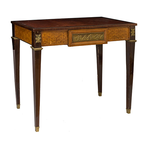 Sub.:32 - Lote: 205 -  Mesa auxiliar en marqueter�a estilo Luis XVI