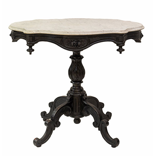 Sub.:32 - Lote: 1312 -  Mesa en madera ebonizada con tapa de m�rmol.