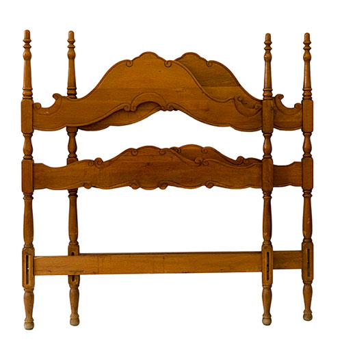 Sub.:32 - Lote: 214 -  Dos cabeceros en roble de estilo colonial americano.