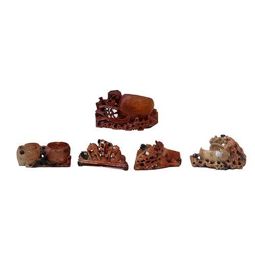 Sub.:32 - Lote: 1350 -  Lote de cinco recipientes chinos en piedra jab�n con motivos vegetales y de animales. Faltas.