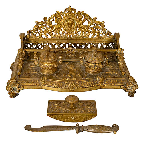 Sub.:32 - Lote: 138 -  Escribana en bronce de estilo Luis XIV con dos tinteros, secante y abrecartas.Profusamente decorado y cincelado de buena calidad