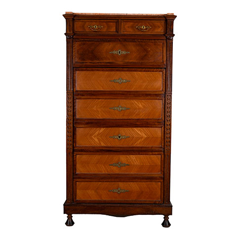 Sub.:32 - Lote: 238 -  Sinfonier de seis cajones y dos medios enmarcados por dos pilastras talladas. Chapeado en espina de pez