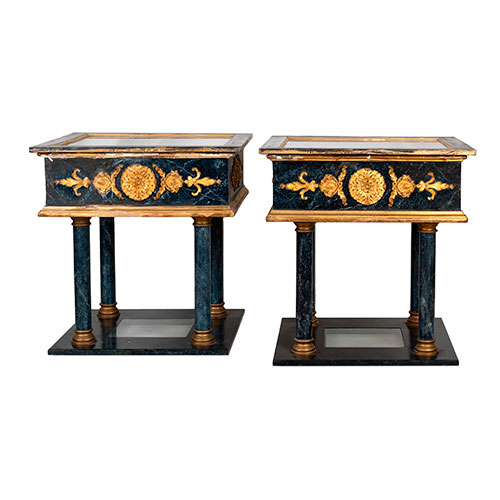 Sub.:32 - Lote: 1313 -  Pareja de vitrinas de mesa marmoleadas y con apliques en madera tallada y dorada.