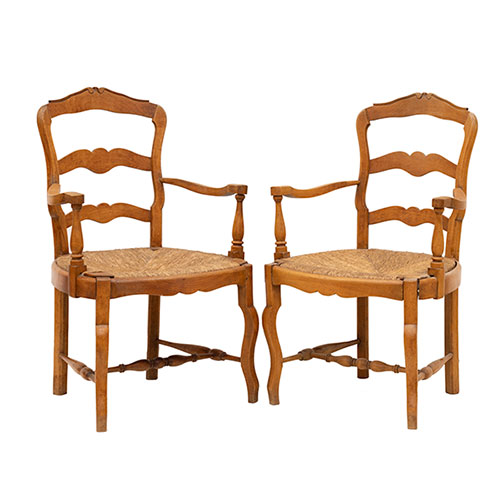 Sub.:32 - Lote: 296 -  Pareja de sillones en madera de haya patinada con asiento de enea.