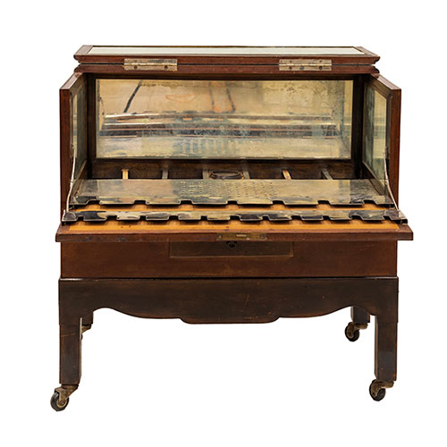 Sub.:32 - Lote: 288 -  Mueble bar con tapa abatible y caj�n corredero