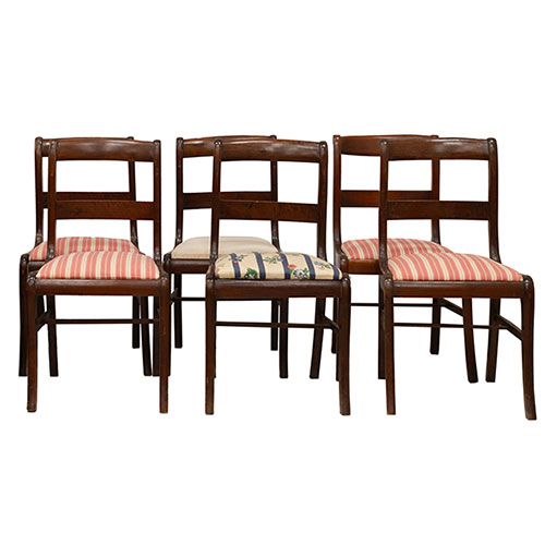 Sub.:32 - Lote: 1365 -  Ocho sillas en madera patinada, con faltas.