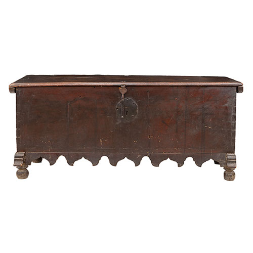 Sub.:32 - Lote: 342 -  Arca lisa en madera de nogal con cerradura en hierro con cenefa recortada