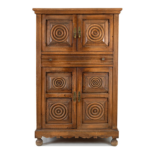 Sub.:32 - Lote: 1380 -  Armario de cuatro puertas en haya patinada con paneles tallados y caj�n.