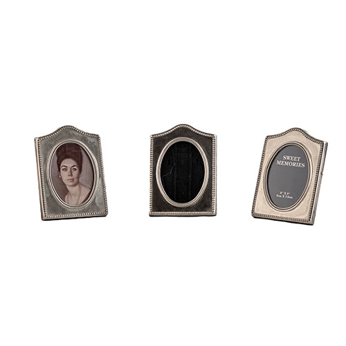 Sub.:32 - Lote: 243 -  Tres peque�os portarretratos en metal plateado.