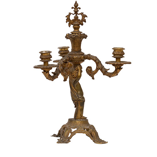Sub.:32 - Lote: 282 -  Candelabro en bronce dorado de cuatro luces con apagavelas Fuste con forma de ni�o.