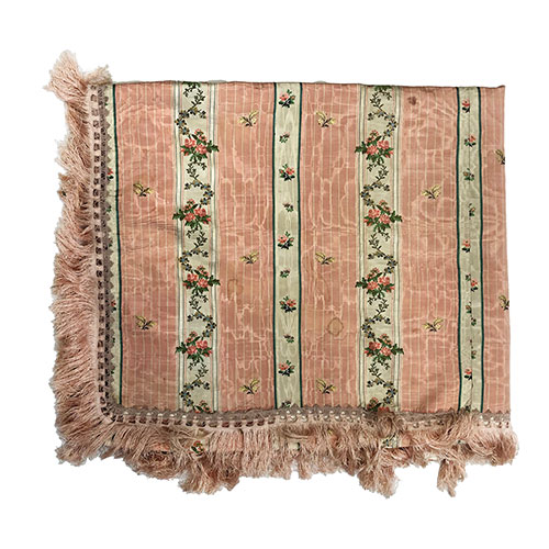 Sub.:32 - Lote: 1458 -  Colcha rosa en seda