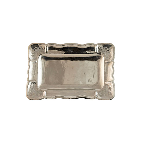 Sub.:32 - Lote: 1359 -  Bandeja rectangular en plata con orla ingletada con p�jaros cincelados en las esquinas. Peso 467 gr