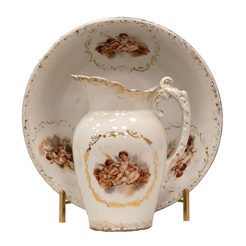 Sub.:32 - Lote: 209 -  Aguamanil en porcelana decorada con escenas de �ngeles y aplicaciones doradas.