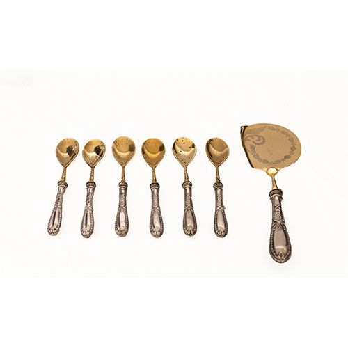 Sub.:32 - Lote: 130 -  Lote formado por seis cucharillas y pala con mangos en plata de 800 y metal dorado.