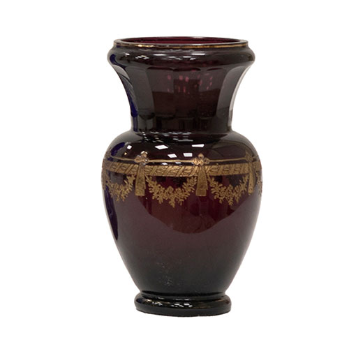 Sub.:32 - Lote: 327 -  Jarr�n en cristal color purpura con greca grabada y dorada