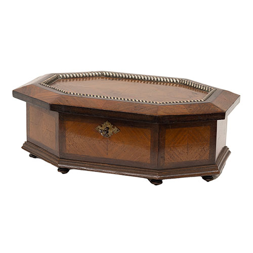 Sub.:32 - Lote: 145 -  Joyero octogonal en caoba y amaranto S. XIX