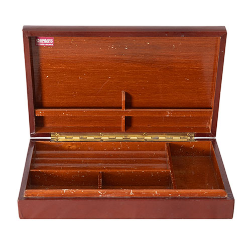 Sub.:32 - Lote: 172 -  Purera en cedro y piel granate.