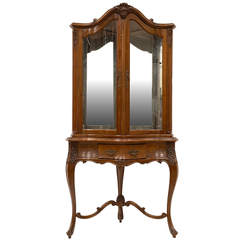 Sub.:32 - Lote: 1381 -  Vitrina rinconera estilo Luis XV en madera de nogal tallada con dos puertas acristaladas sobre base con patas curvadas y caj�n en cintura