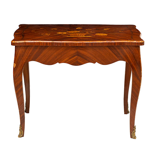 Sub.:32 - Lote: 295 -  Mesa baja auxiliar estilo Luis XV en madera de amaranto en espiga y palosanto.Tapa de marqueter�a con canastillo de flores. Patas galb� con remates en bronce