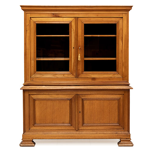 Sub.:32 - Lote: 1379 -  Aparador vitrina de dos cuerpos en madera de cerezo