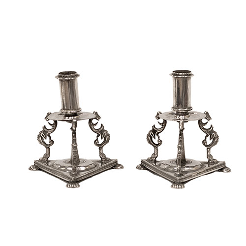 Sub.:32 - Lote: 255 -  Pareja de candeleros en plata de base triangular, modelo del siglo XVI Peso 287 gr.