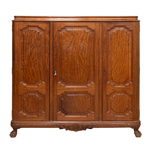 Sub.:32 - Lote: 222 -  Armario de tres puertas en madera de teca con dos cajones en el interior de cada puerta.