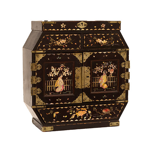 Sub.:32 - Lote: 1343 -  Joyero japon�s en laca negra con dos puertas y cajonera en el interior