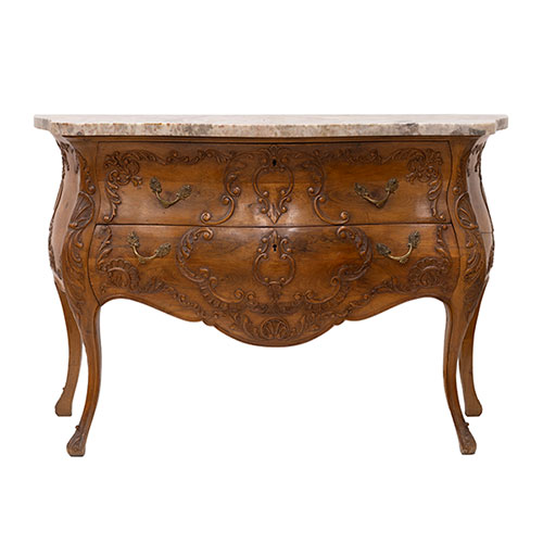 Sub.:32 - Lote: 1389 -  C�moda en madeja patinada de estilo Luis XV bomb� tallada con patas galb�s y tapa de m�rmol.