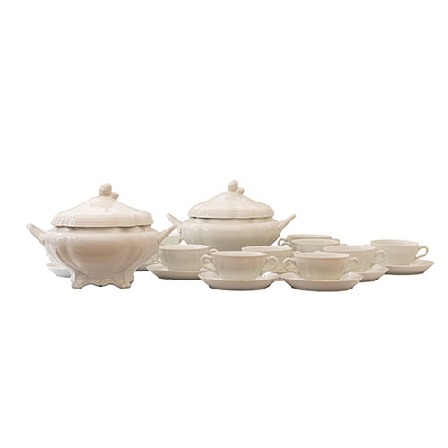Sub.:32 - Lote: 1271 -  Dos soperas y doce tazas de consom� con sus platos en porcelana de Bidasoa