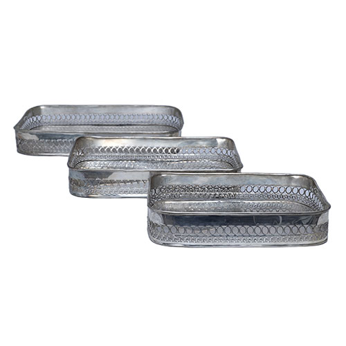 Sub.:32 - Lote: 338A -  Juego de tres bandejas con barandilla calada.