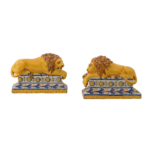 Sub.:32 - Lote: 1280 -  Pareja de leones recostados en cer�mica policromada de Talavera firmada Ruiz de Luna