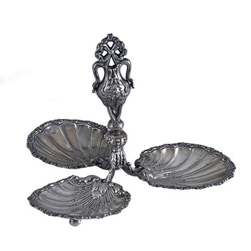 Sub.:32 - Lote: 1282 -  Entremesero en plata con tres platillos con forma de venera