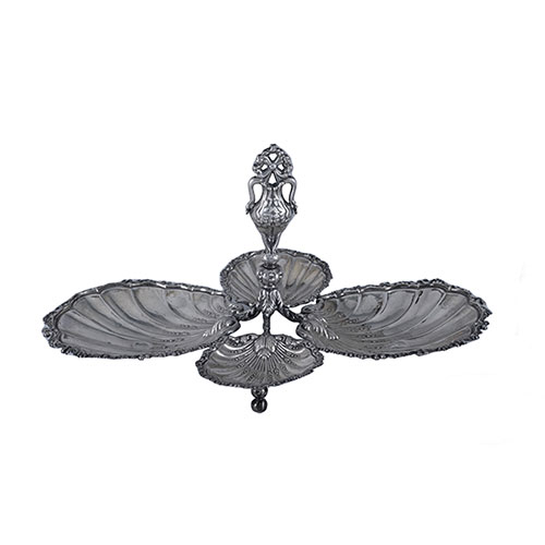 Sub.:32 - Lote: 1281 -  Entremesero en plata de cuatro platillos con forma de venera