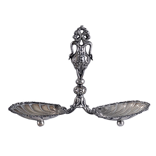 Sub.:32 - Lote: 246 -  Entremesero en plata de dos platillos con forma de venera