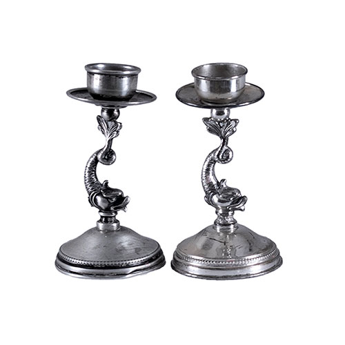 Sub.:32 - Lote: 236 -  Pareja de candeleros de plata con fuste de delfines. Peso172 gr