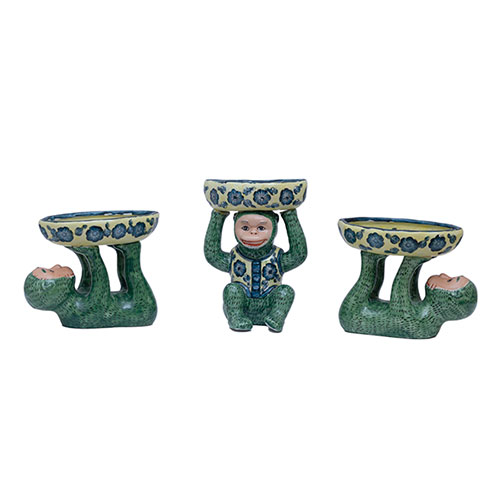 Sub.:32 - Lote: 1291 -  Tres violeteros en cer�mica con motivos de monos. Marca Handel