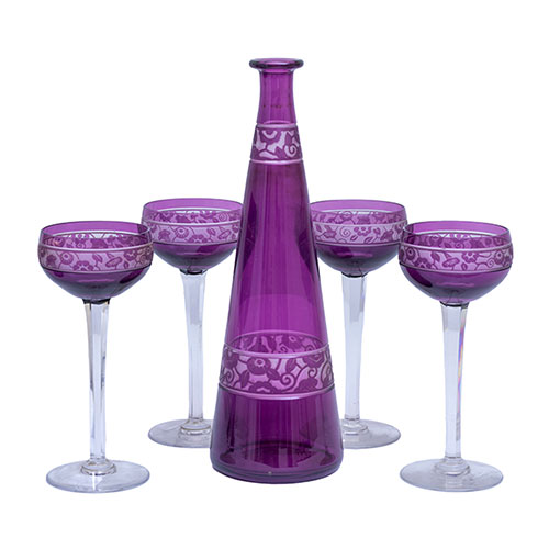 Sub.:32 - Lote: 286 -  Licorera con cuatro vasos en cristal tallado de color purpura