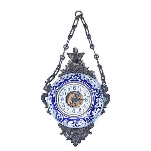 Sub.:32 - Lote: 1398 -  Reloj Cartel en calamina y cer�mica esmaltada con decoraci�n vegetal azul numeraci�n ar�biga.